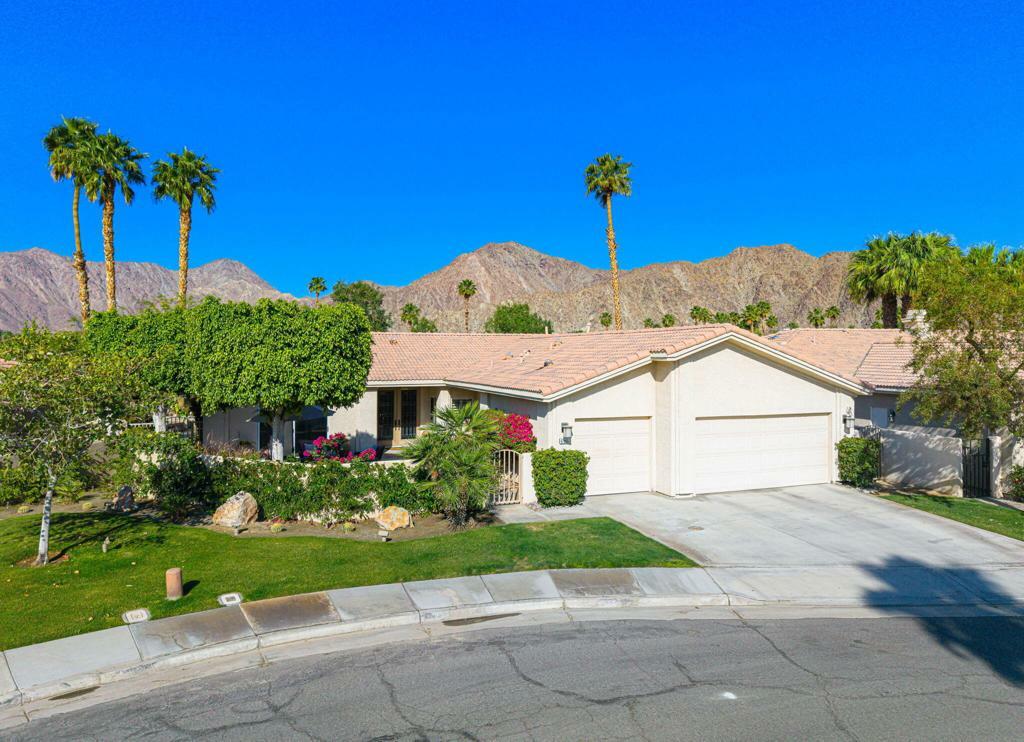 Property Photo: 47965 Via Trieste CA 92253