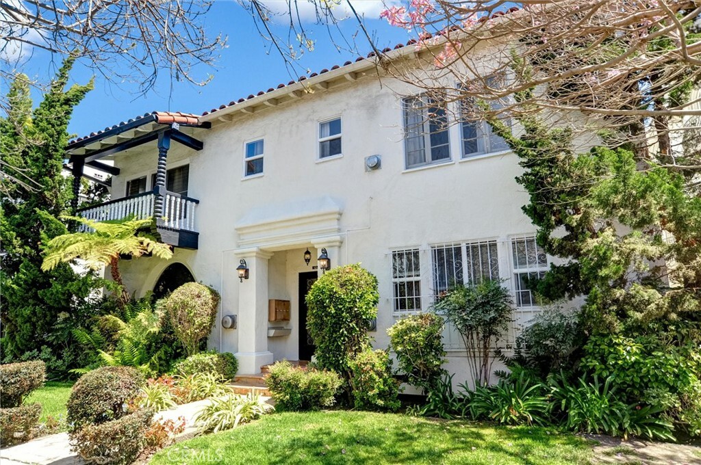 Property Photo: 124 S Elm Drive 8 CA 90212