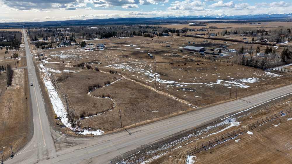 Property Photo:  243201 Range Road 33  AB T3Z 2E6 