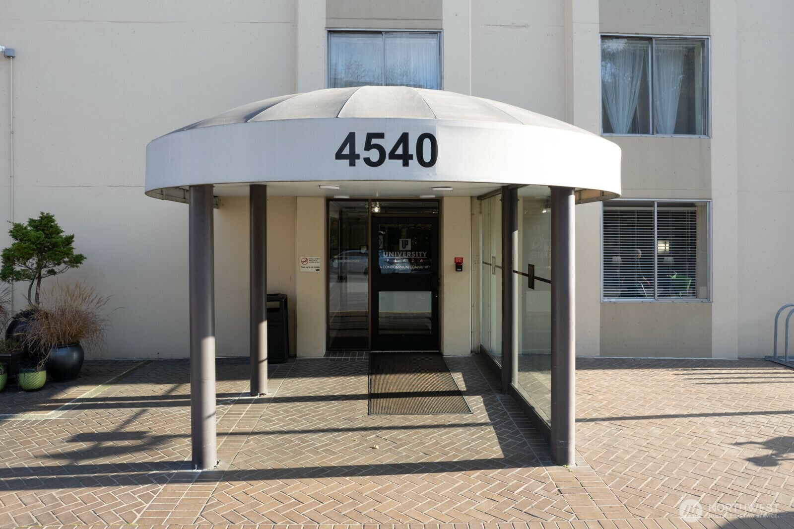 Property Photo: 4540 8th Avenue NE 803 WA 98105