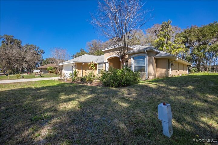 Property Photo: 11 N Shadow Wood Drive FL 34450