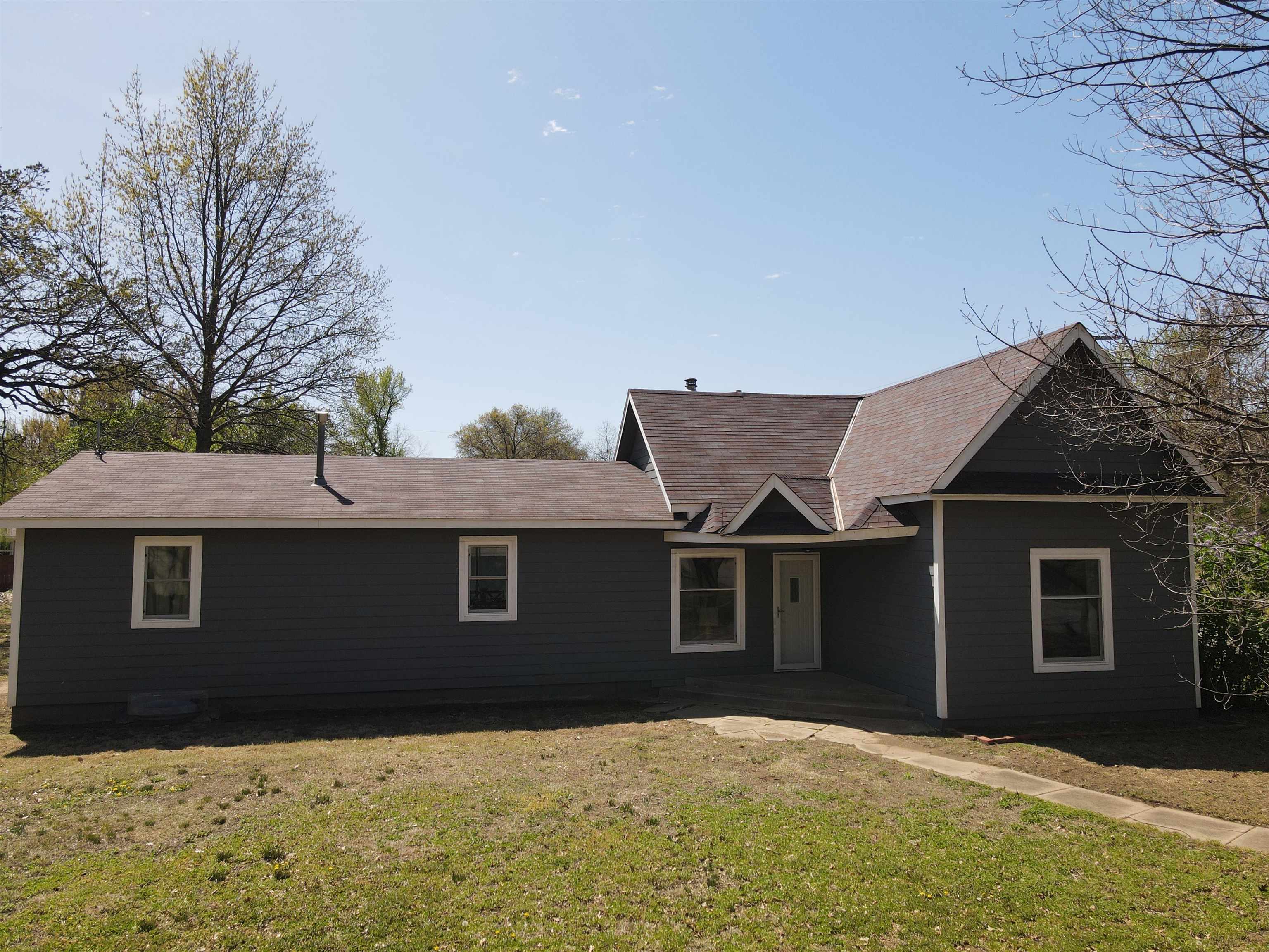 Property Photo:  321 W 15th St  KS 67058-1508 
