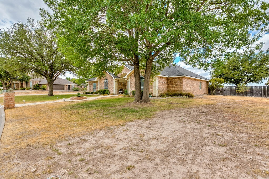 Property Photo: 1001 Avondale Ave TX 76901