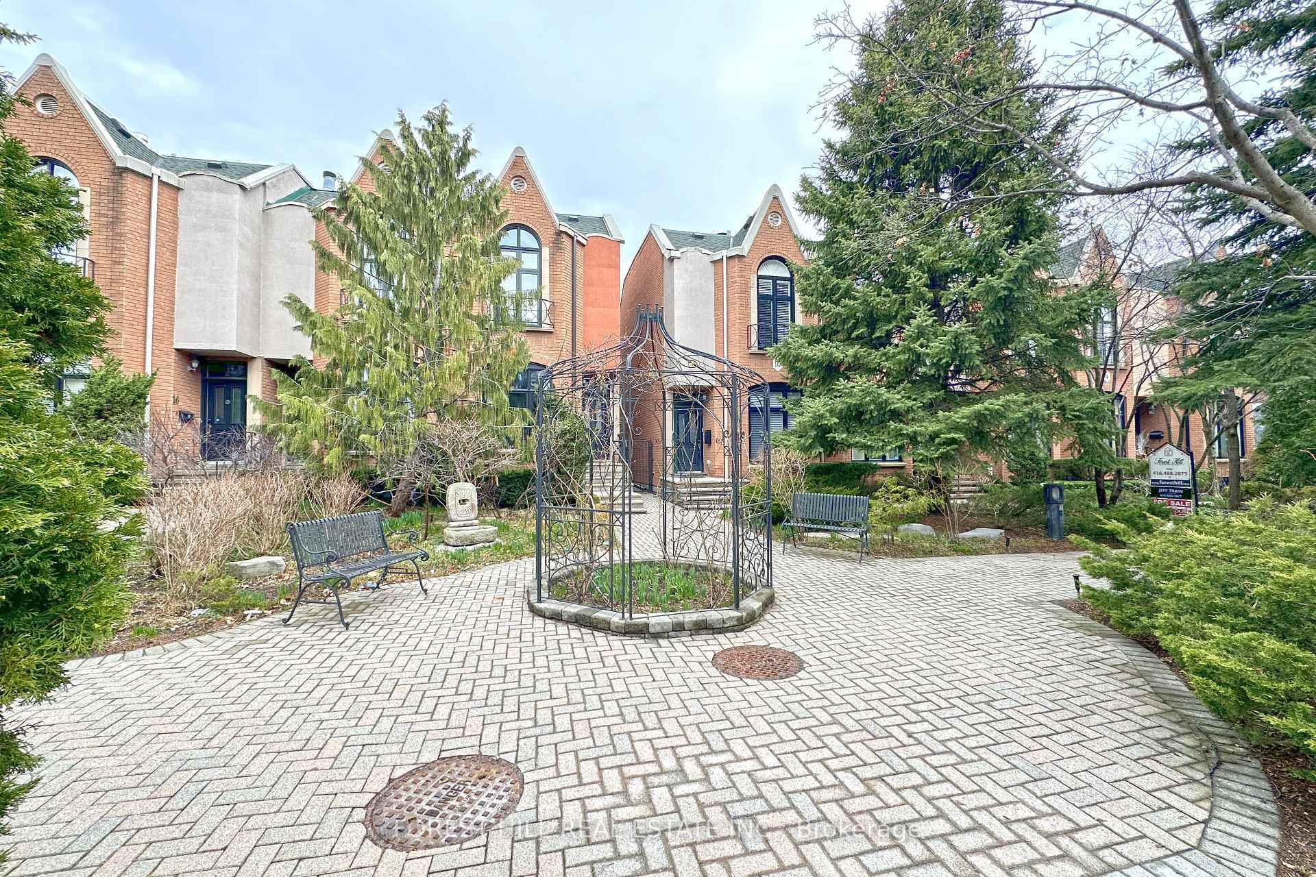 Property Photo: 8 Alex Mews ON M5R 3T2