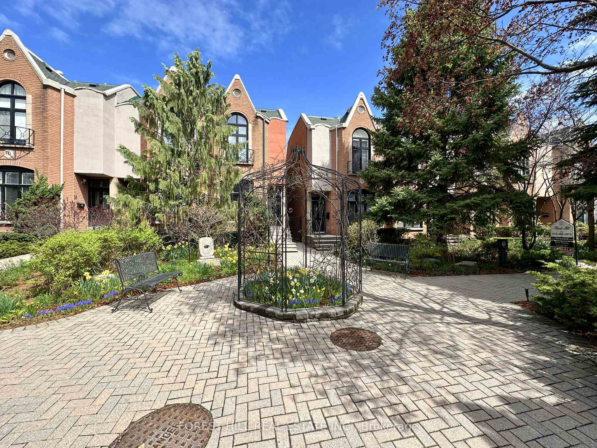 Property Photo: 8 Alex Mews ON M5R 3T2