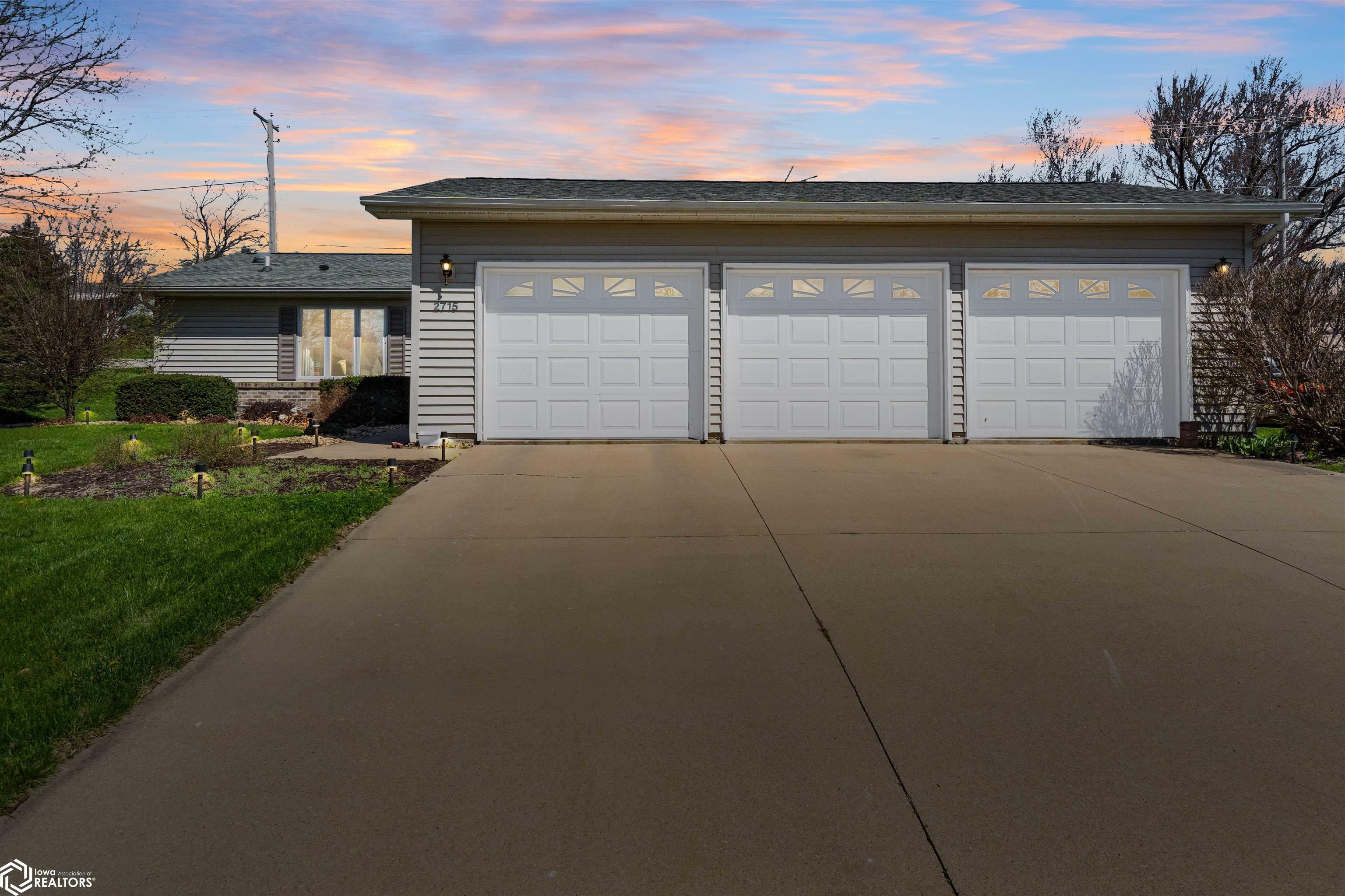 Property Photo: 2715 Arnold Drive IA 50158