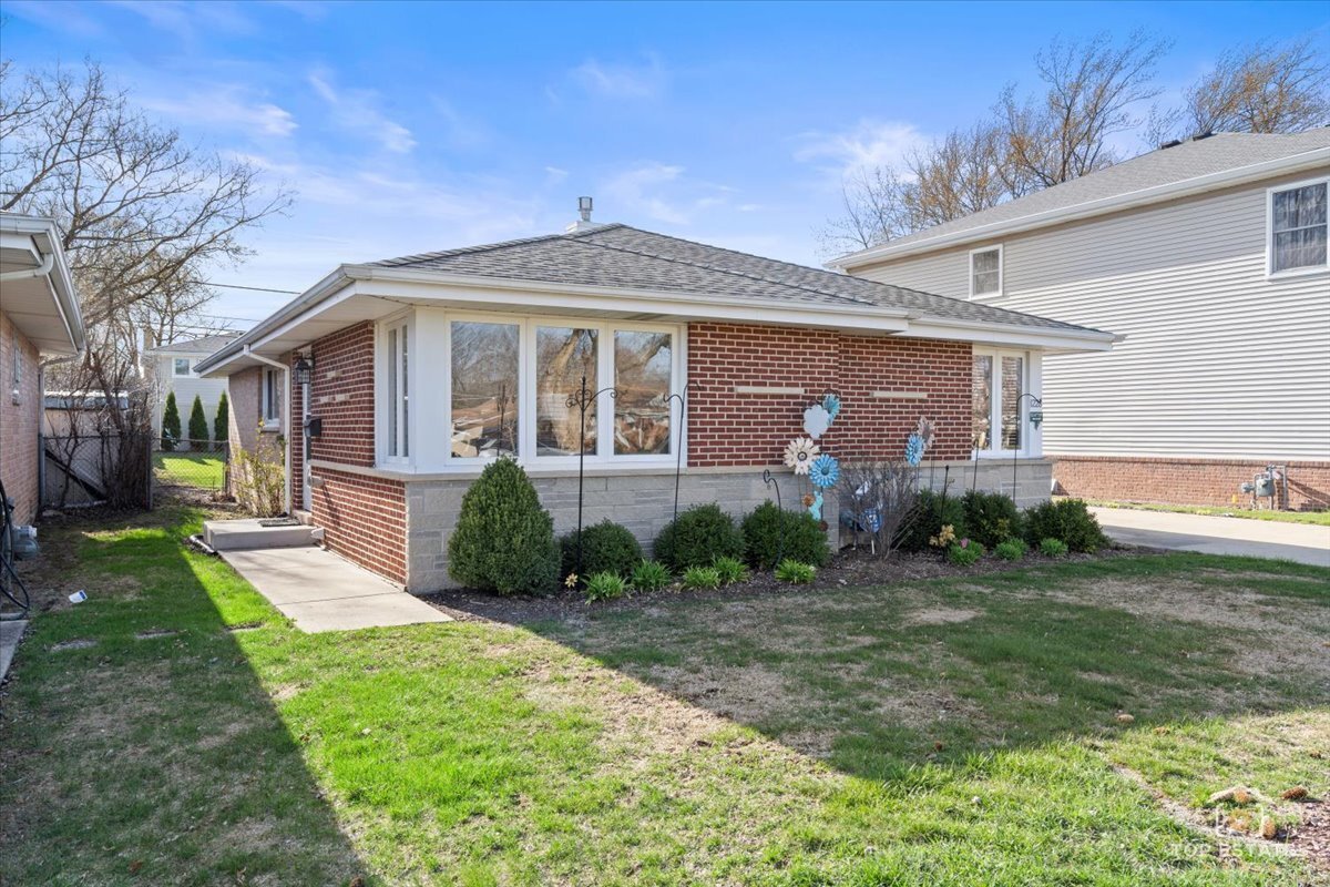 Property Photo: 1228 S Haddow Avenue IL 60005