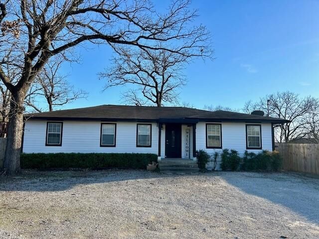 Property Photo: 206 E Tyler Street TX 76667