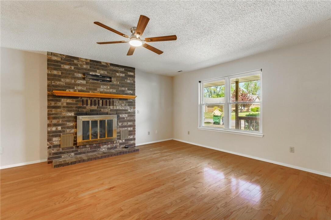 Property Photo: 906 N Cardinal Drive AR 72756