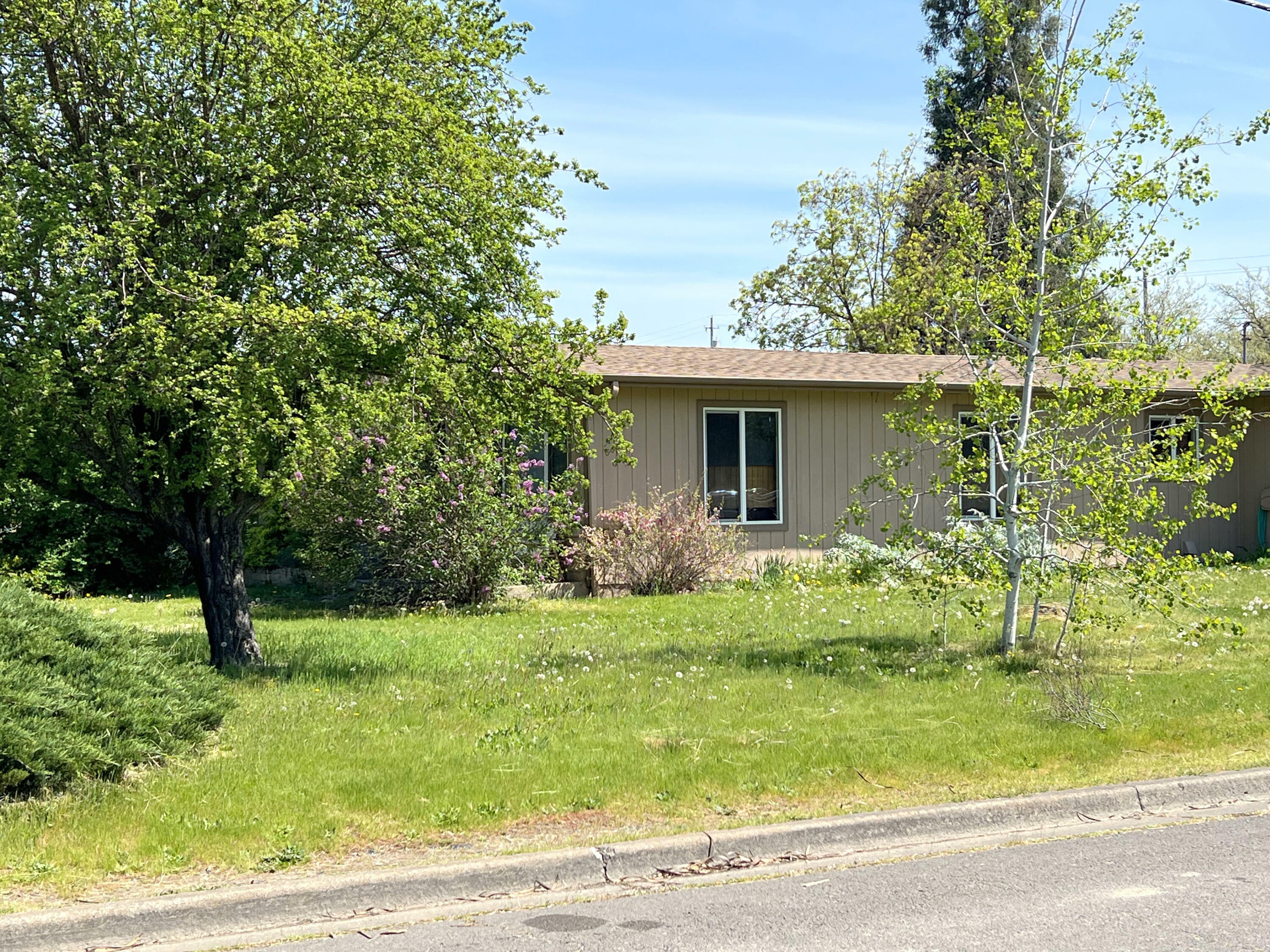 Property Photo: 1345 Winchester Avenue OR 97501