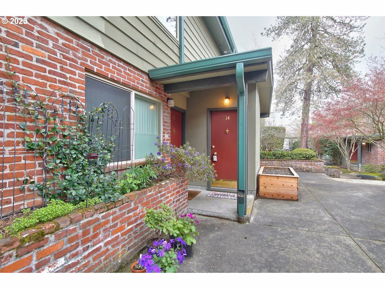 Property Photo: 908 SW Gaines St 14 OR 97239