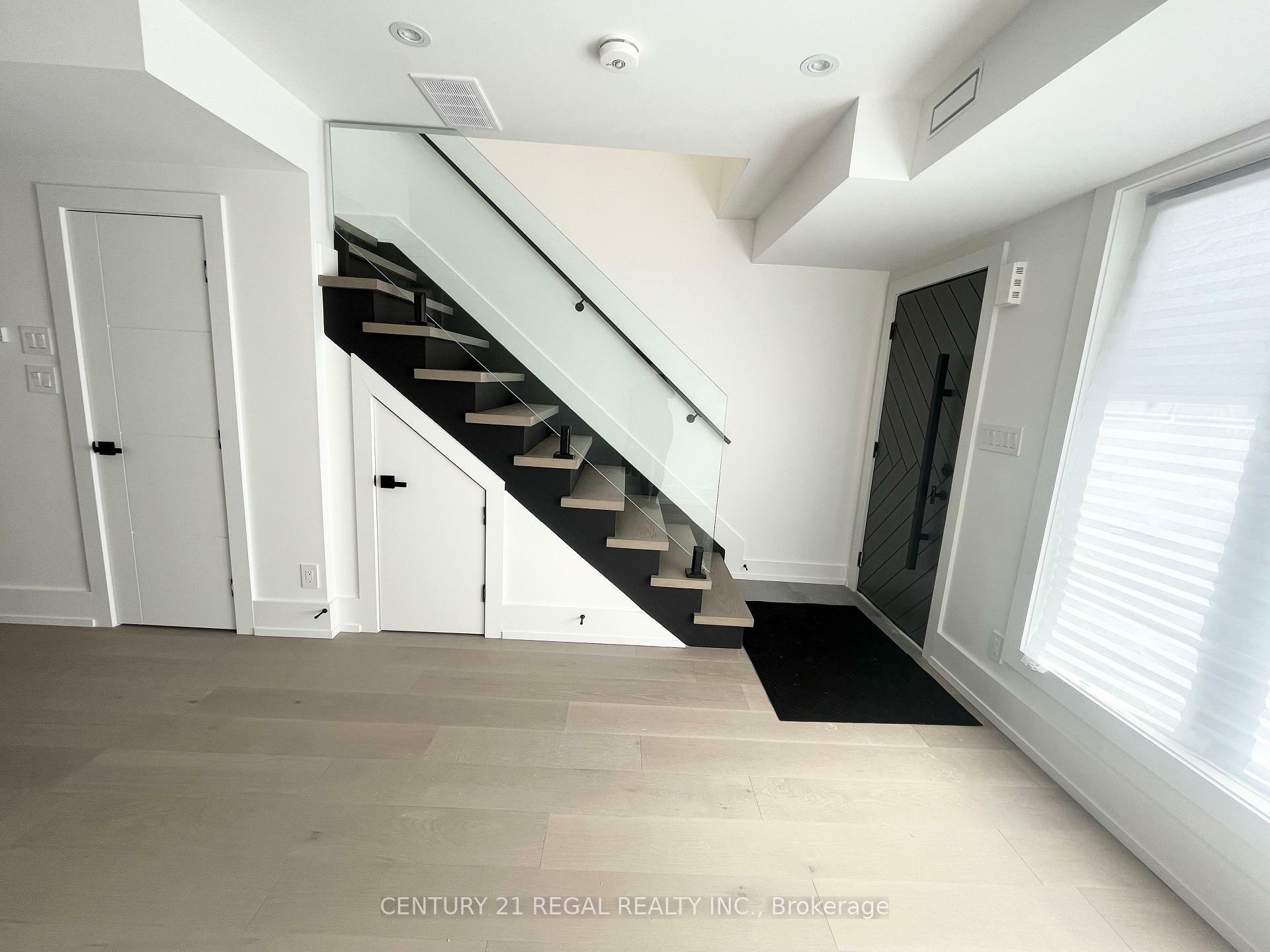 Photo de la propriété: 171 Durant Avenue 2 ON M4J 4W5