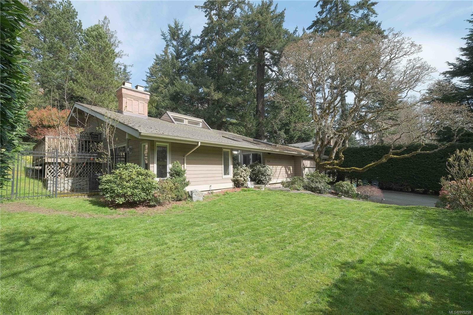 Property Photo: 954 Royal Oak Dr BC V8X 3T4