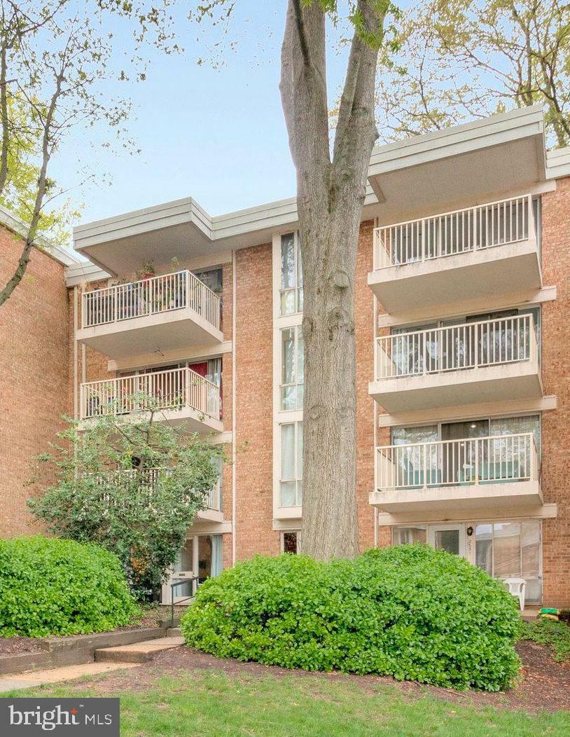 Property Photo: 2649 Redcoat Drive 123 VA 22303