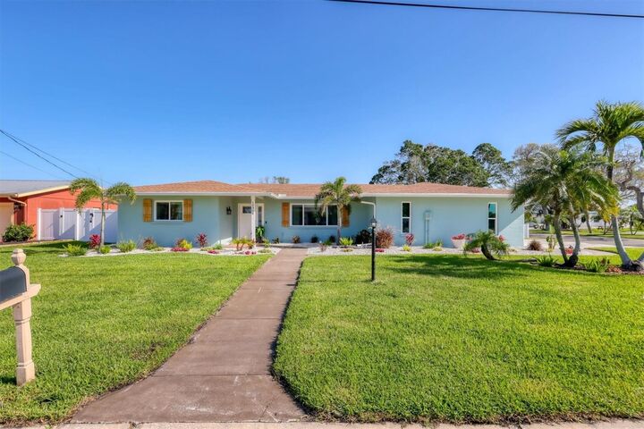 Property Photo: 10304 Sandpiper Road W FL 34209