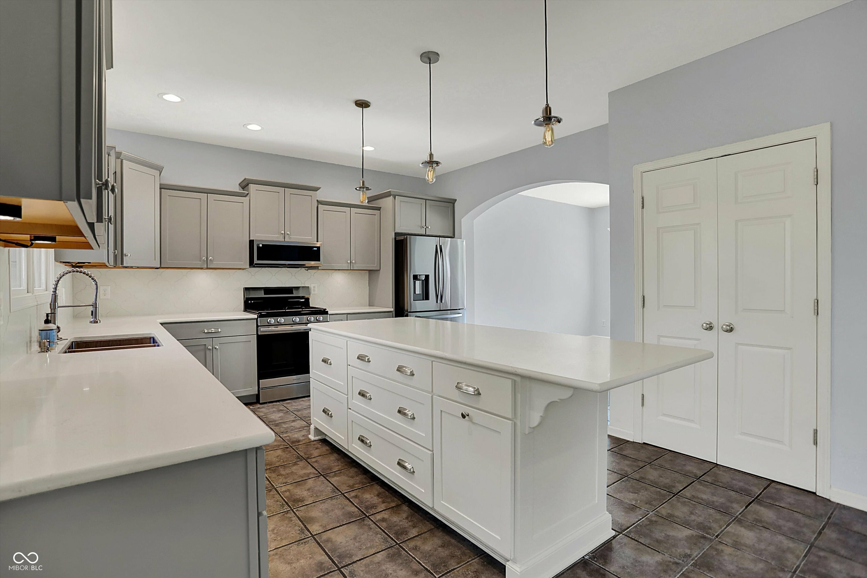 Property Photo: 386 White Oak Lane IN 46142