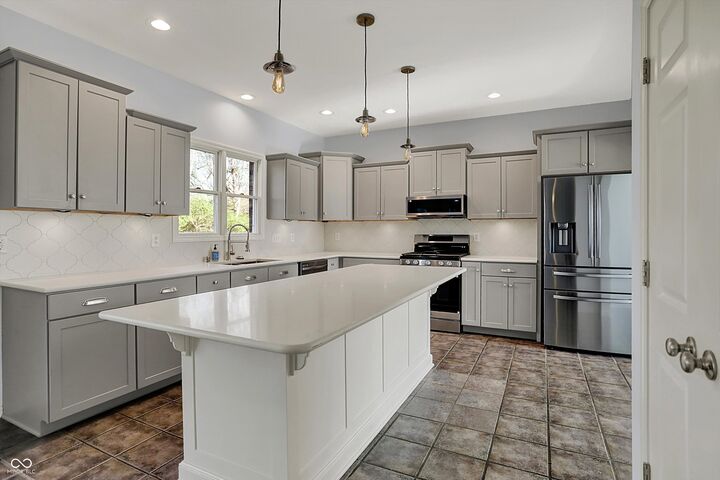 Property Photo: 386 White Oak Lane IN 46142