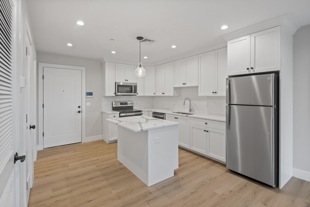 Property Photo: 186 Bedford St 206 MA 02420
