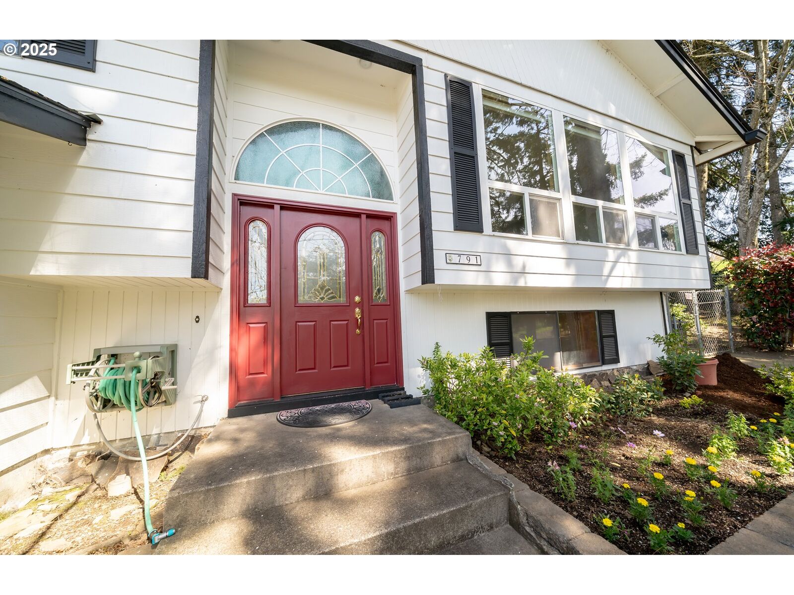 Property Photo: 791 E Hollister St OR 97383