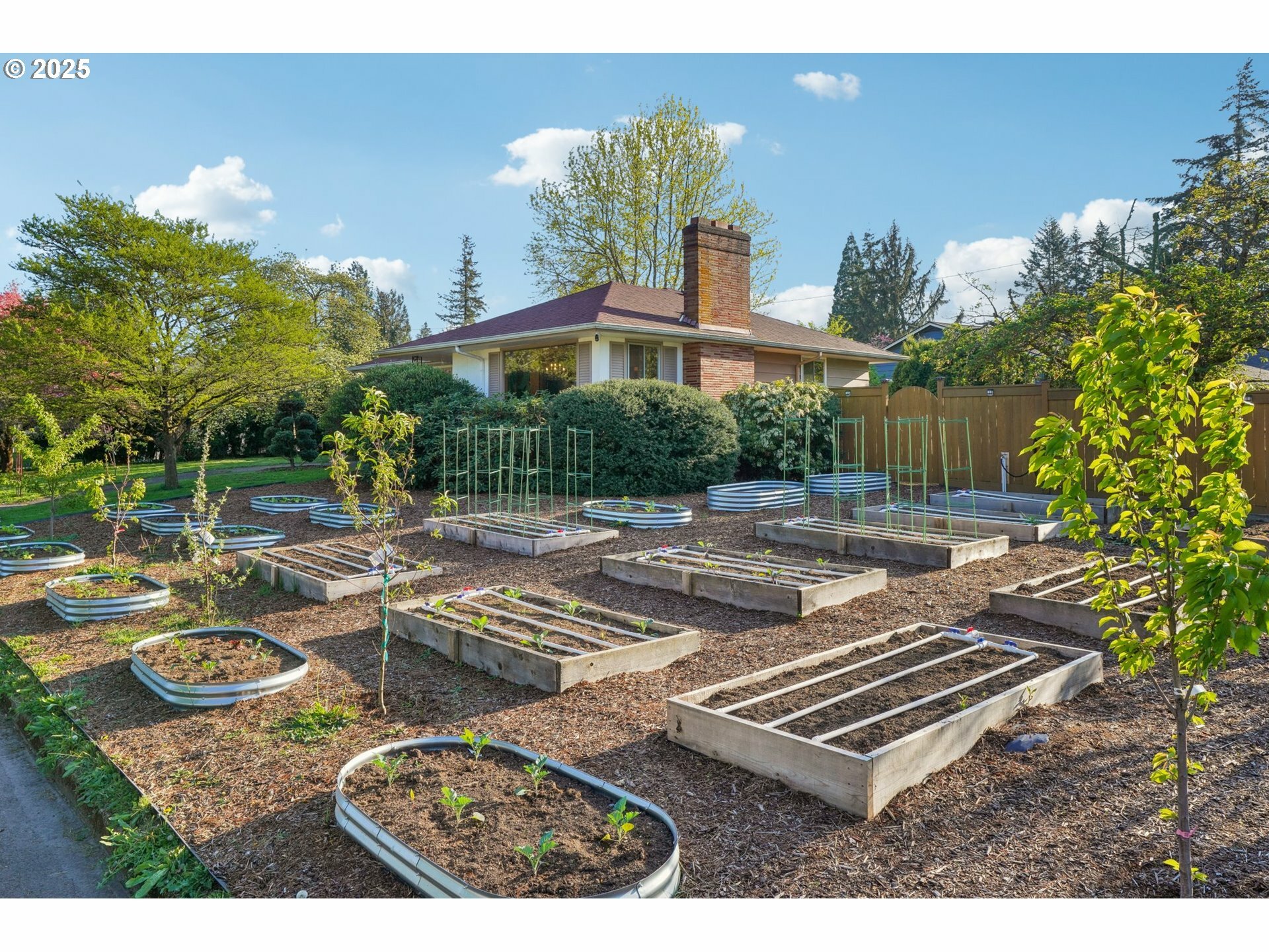 Property Photo: 1915 SE 142nd Ave OR 97233