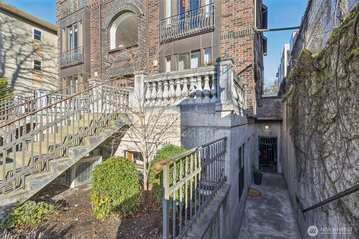 Property Photo:  1122  Broadway  E 101  WA 98102 