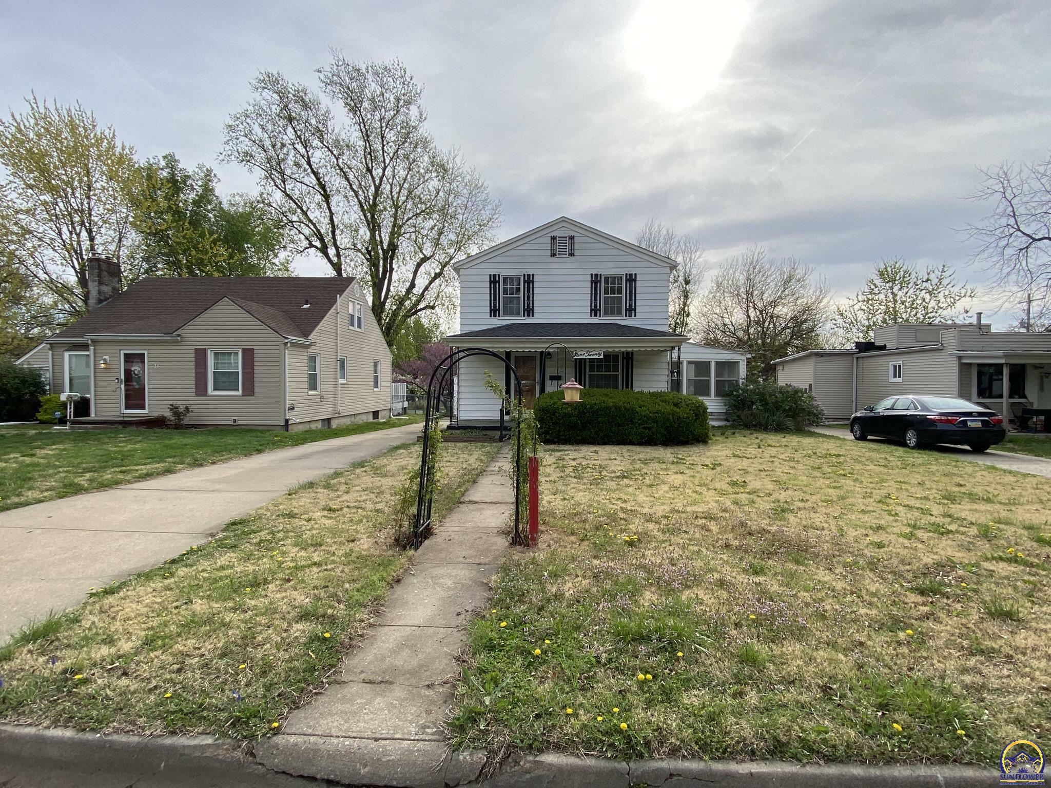 Property Photo:  920 SW Cambridge Ave  KS 66606 