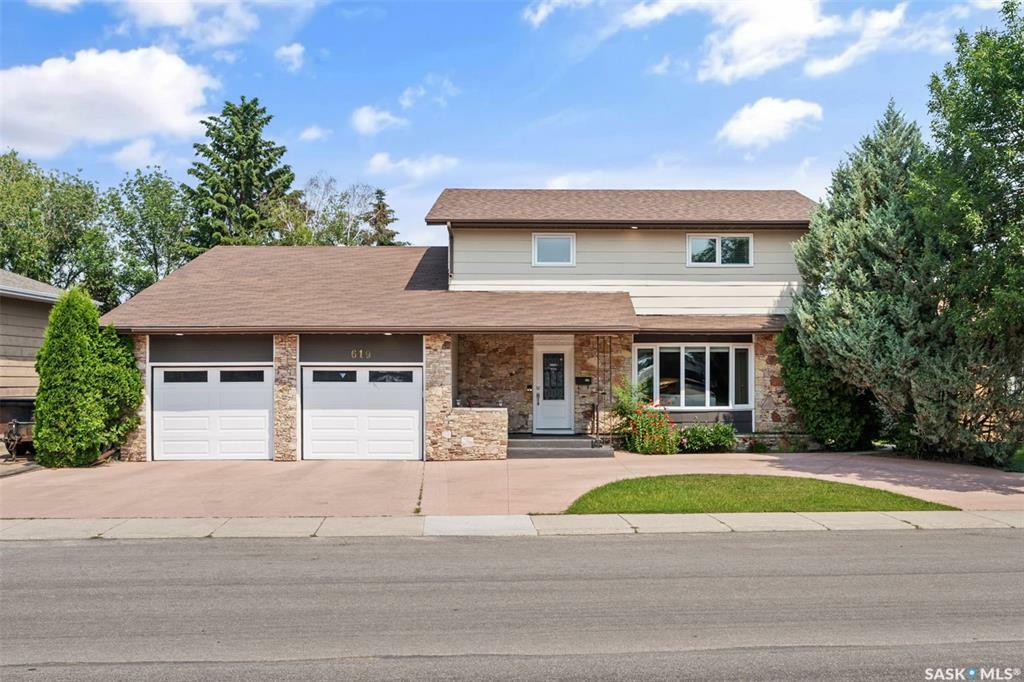 Property Photo: 619 Kingsmere Boulevard SK S7J 4E7