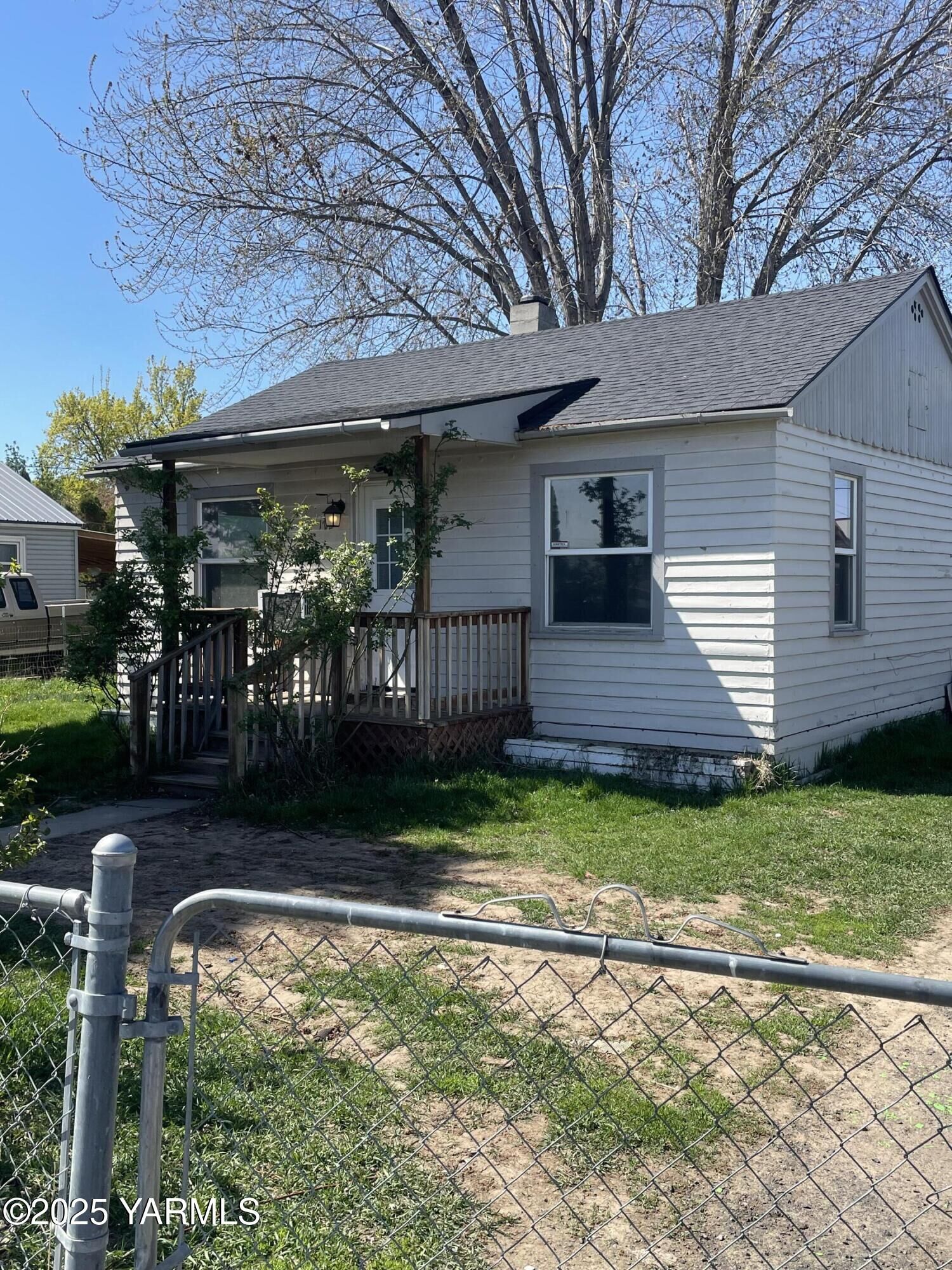 Property Photo:  1712 S 11th Ave  WA 98902 