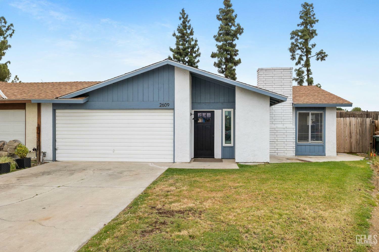 Property Photo: 2609 Eissler Court CA 93306