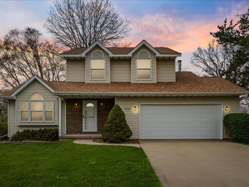 Property Photo: 2054 Lynncrest Drive IA 52241