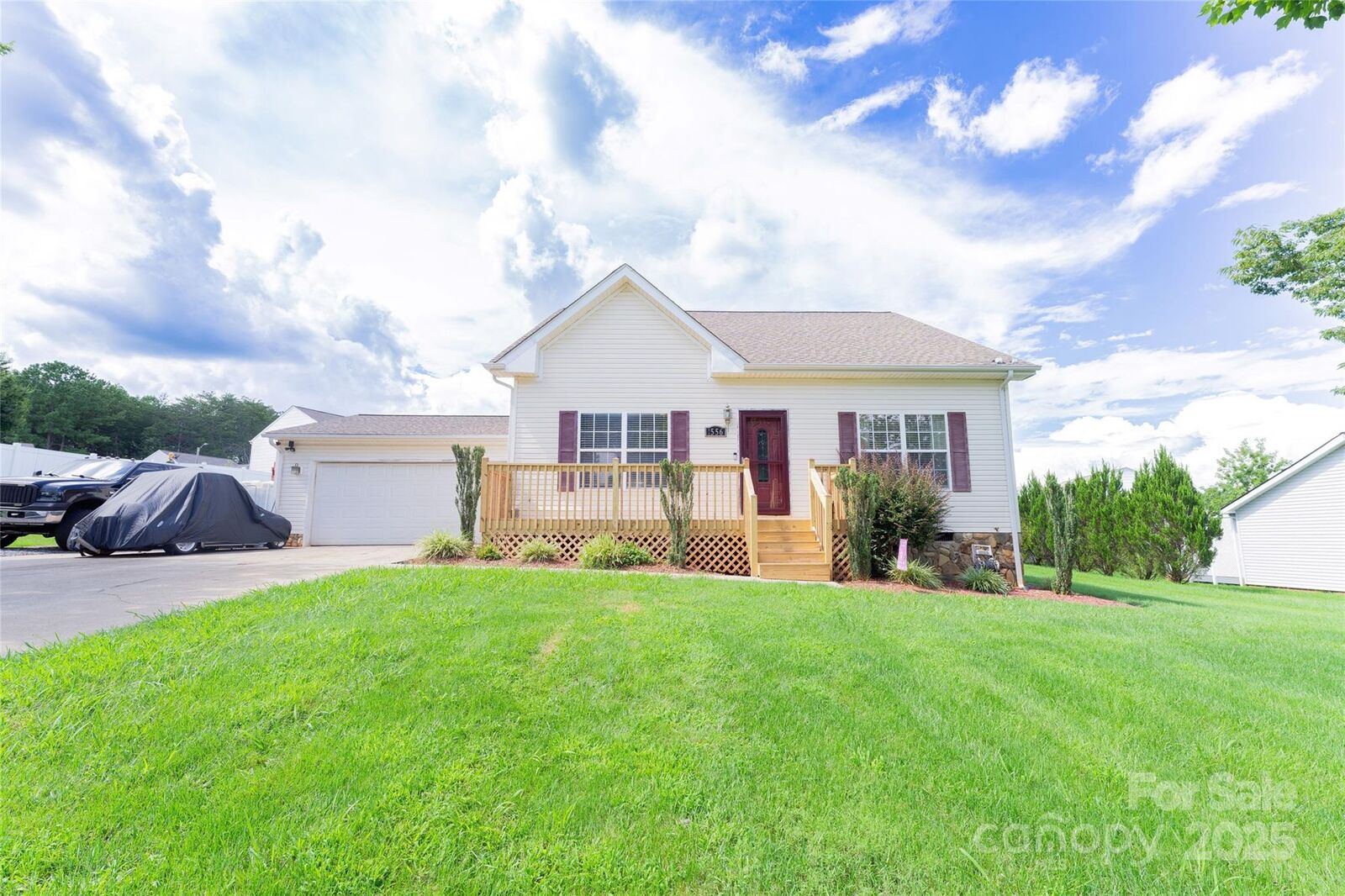 Property Photo:  1556 Berkshire Drive  NC 28658 