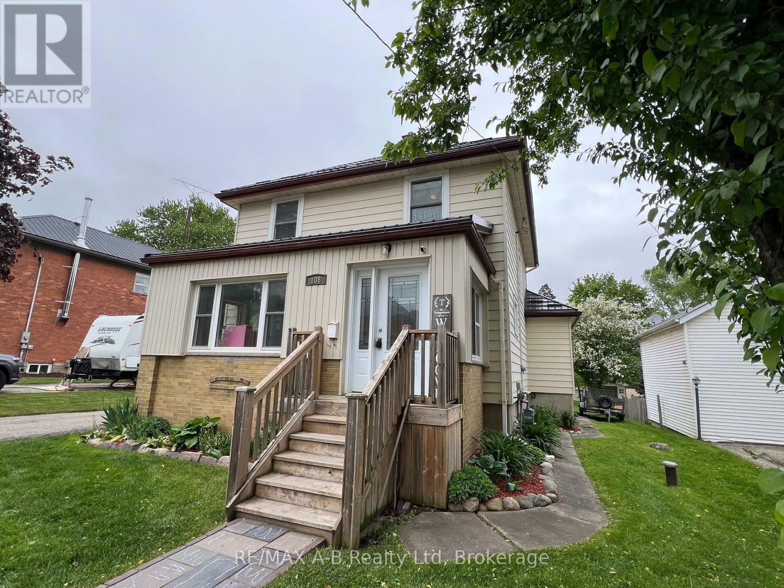 Property Photo:  108 Loveys Street East  ON N0J 1L0 