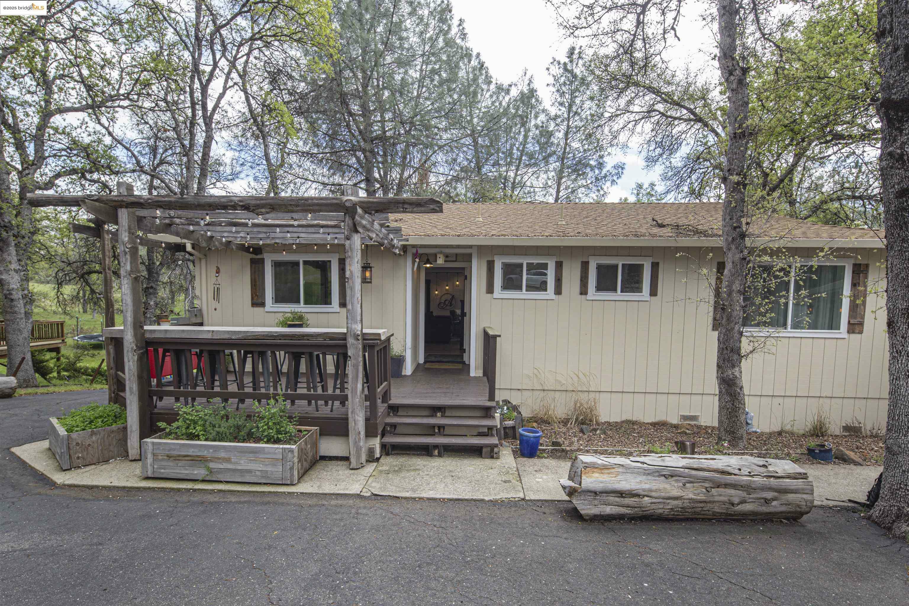 Property Photo: 12874 Green Valley Cir CA 95321