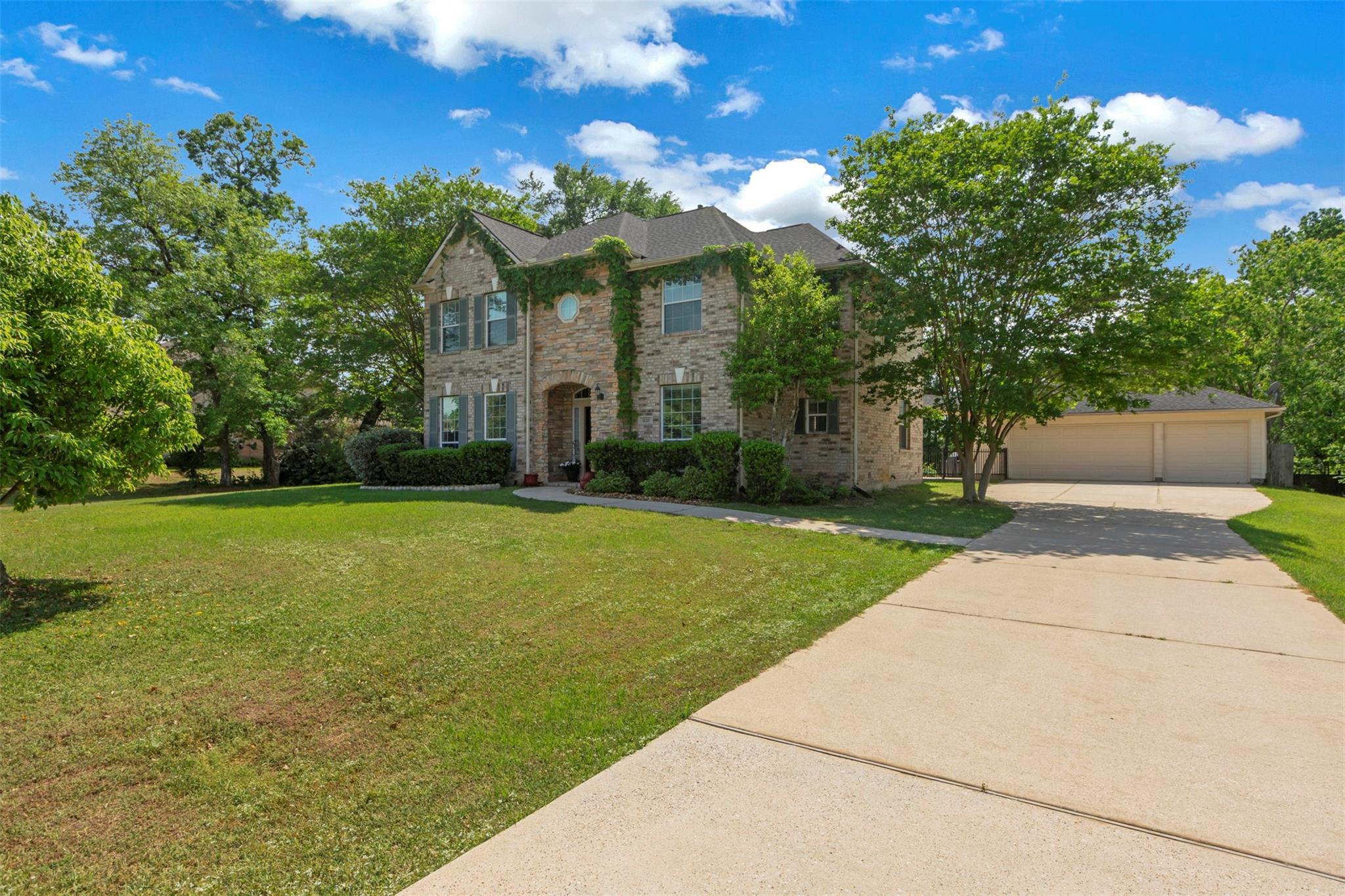 Property Photo: 1120 Silveridge TX 77304