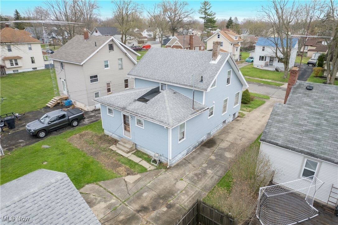 Property Photo: 790 Oak Knoll Avenue SE OH 44484