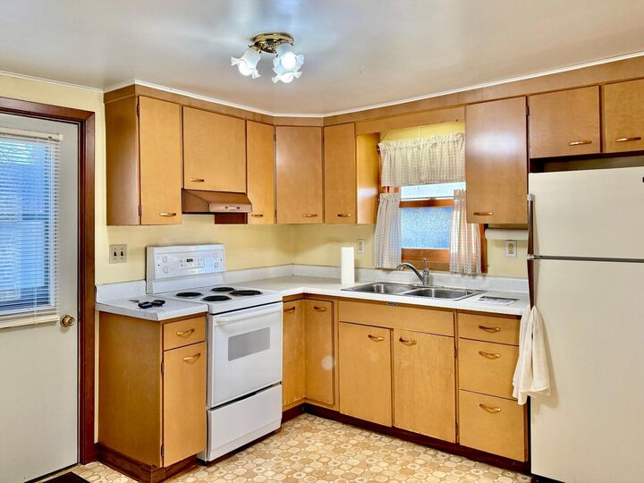Property Photo: 685 Main Street W MN 56342
