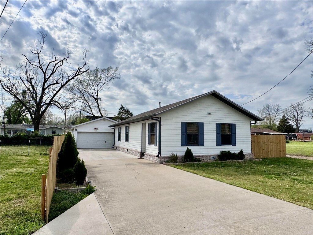 Property Photo: 1222 S 4th Street AR 72756
