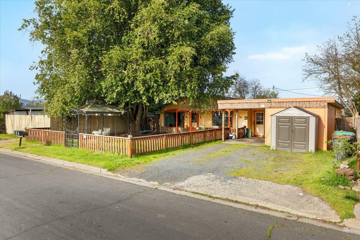 Property Photo: 32 Chestnut Avenue OR 97501