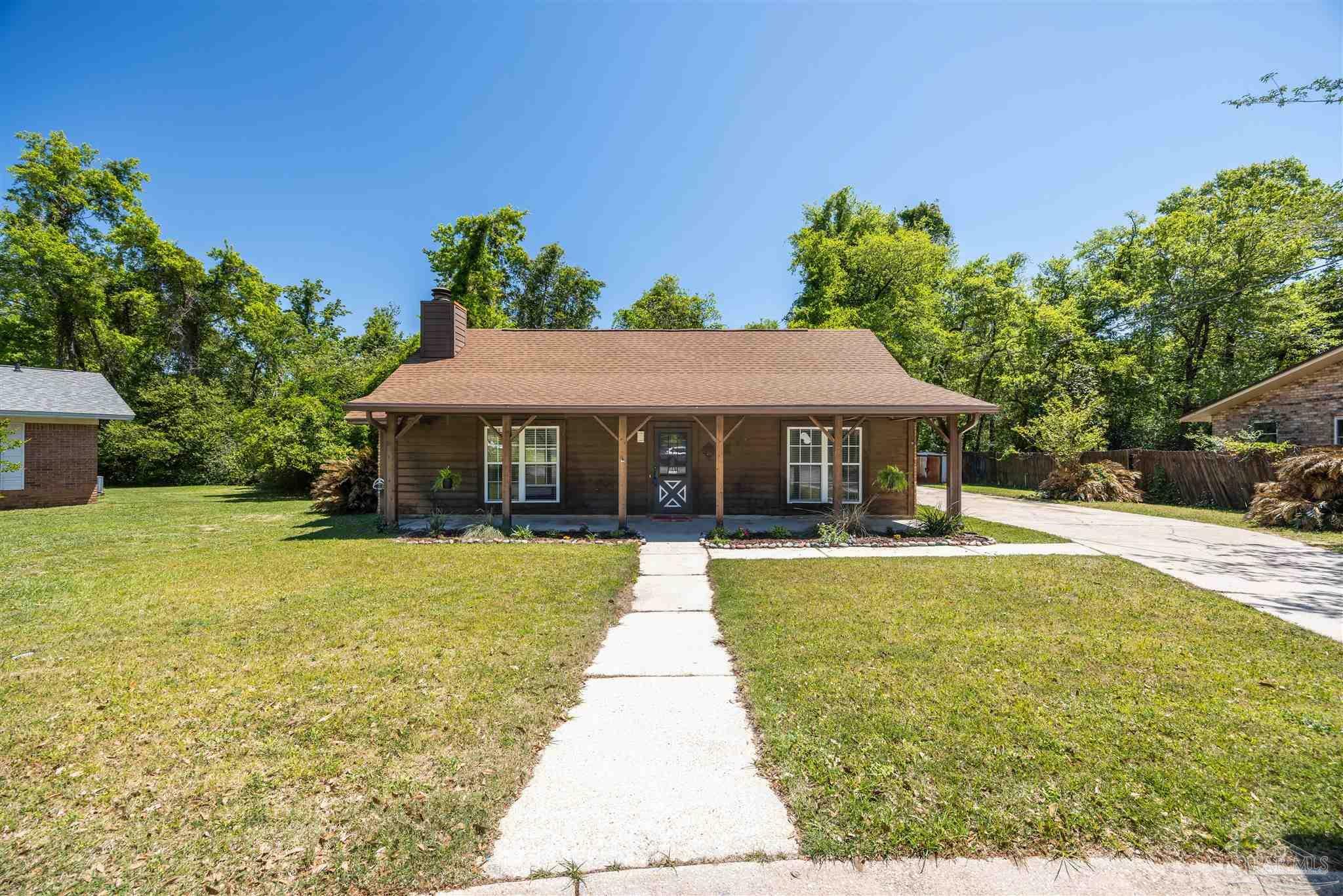 Property Photo: 7808 Charter Oaks Ct FL 32514