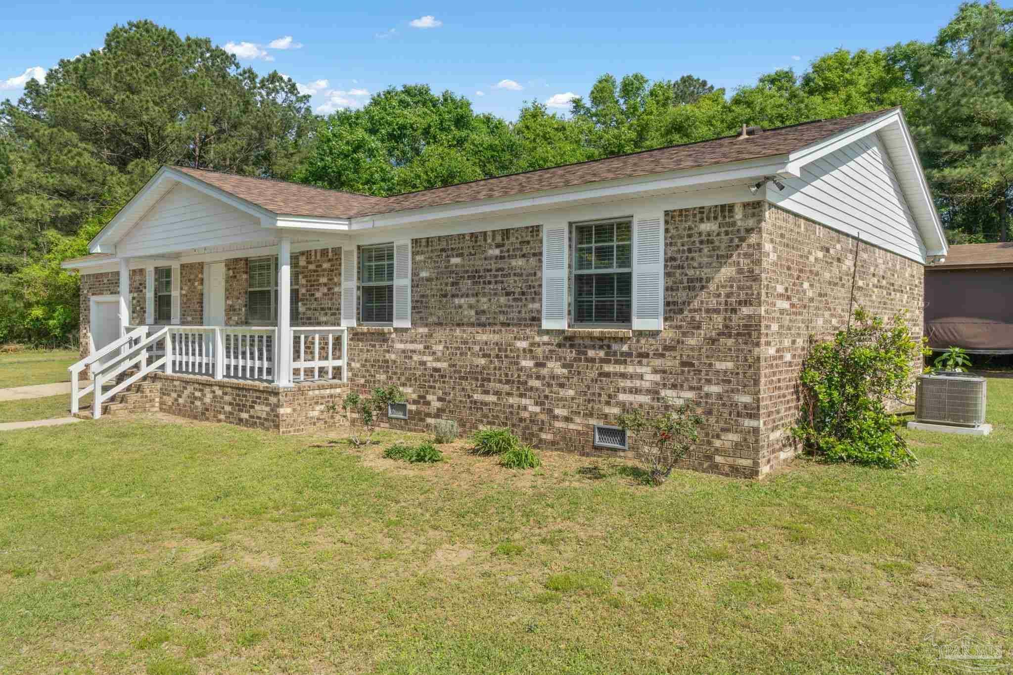 Property Photo: 3670 Applewood Ln FL 32533