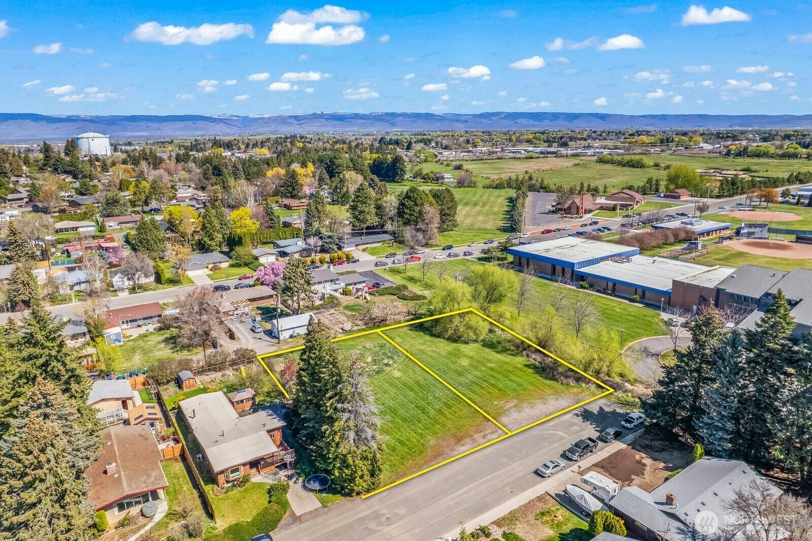 Property Photo: 1117 E 2nd Avenue WA 98926