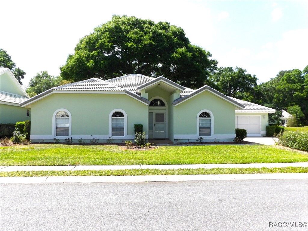 Property Photo: 819 Balmoral Court FL 34453