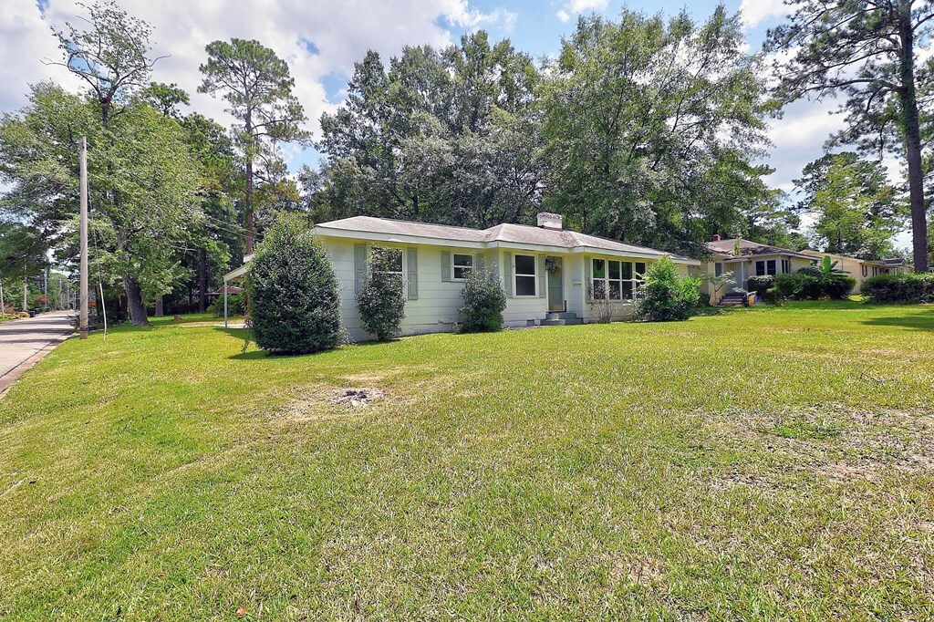 Property Photo: 907 Woodland Dr AL 36301