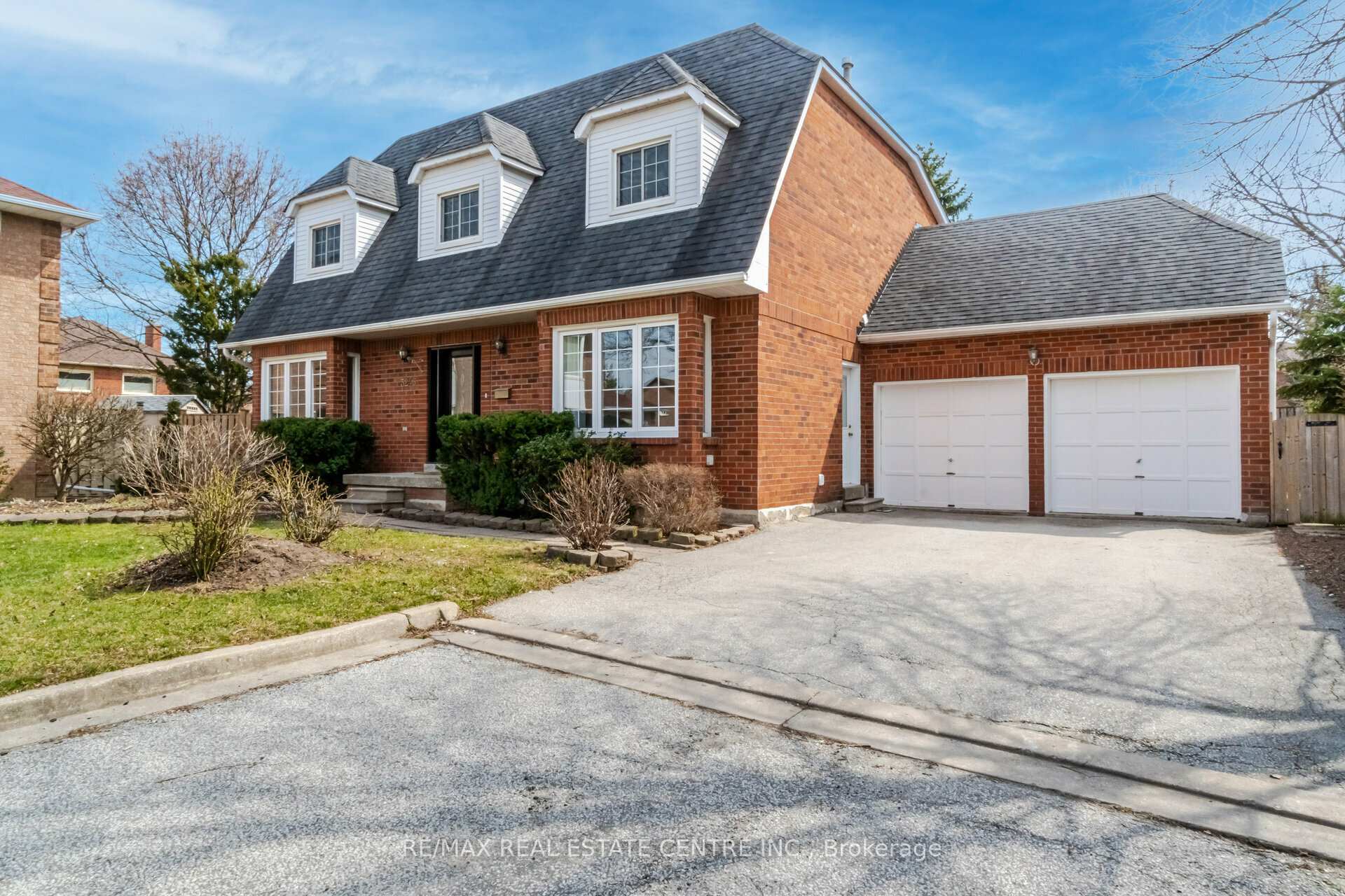 Property Photo: 3246 Trelawny Circle ON L5N 5G6
