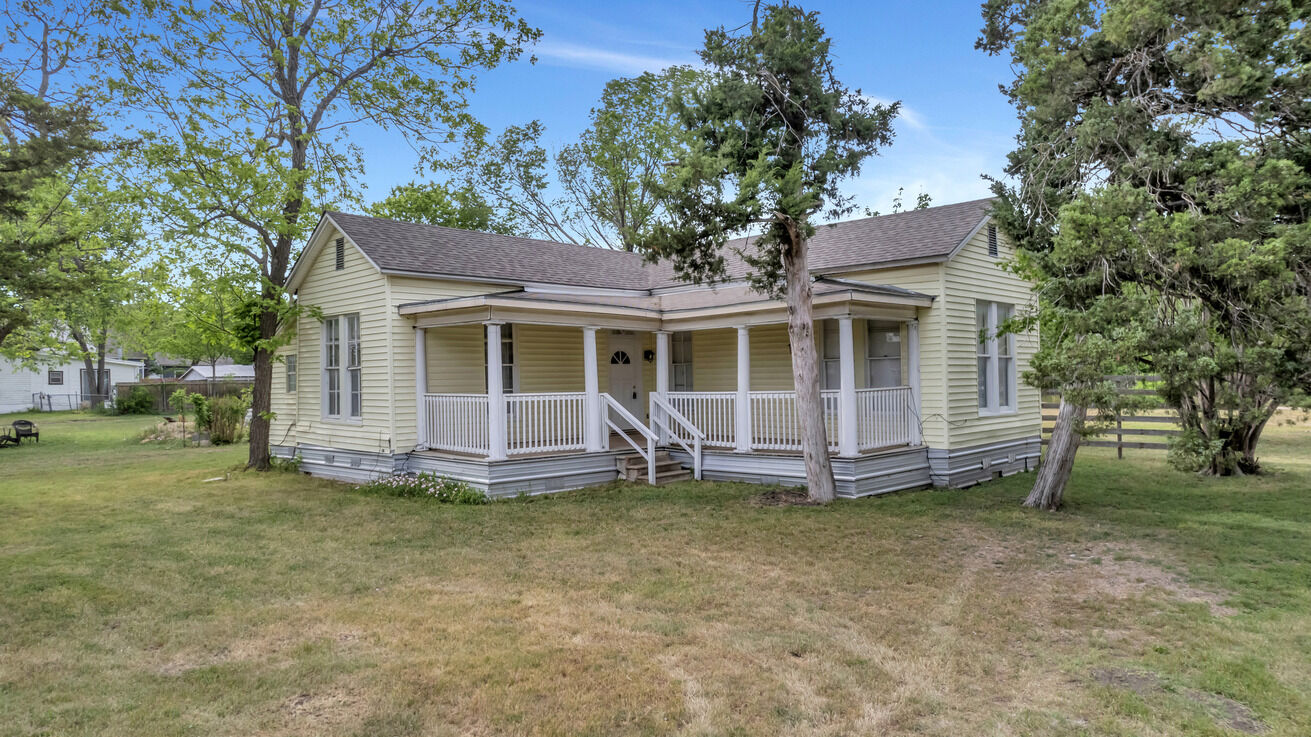 Property Photo:  401 Shaw Street  TX 76574
