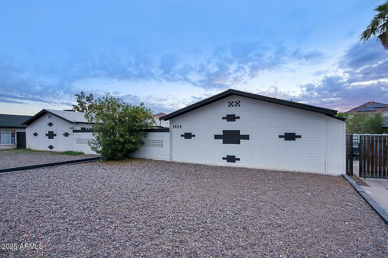 Property Photo: 1424 S Stanley Place AZ 85281