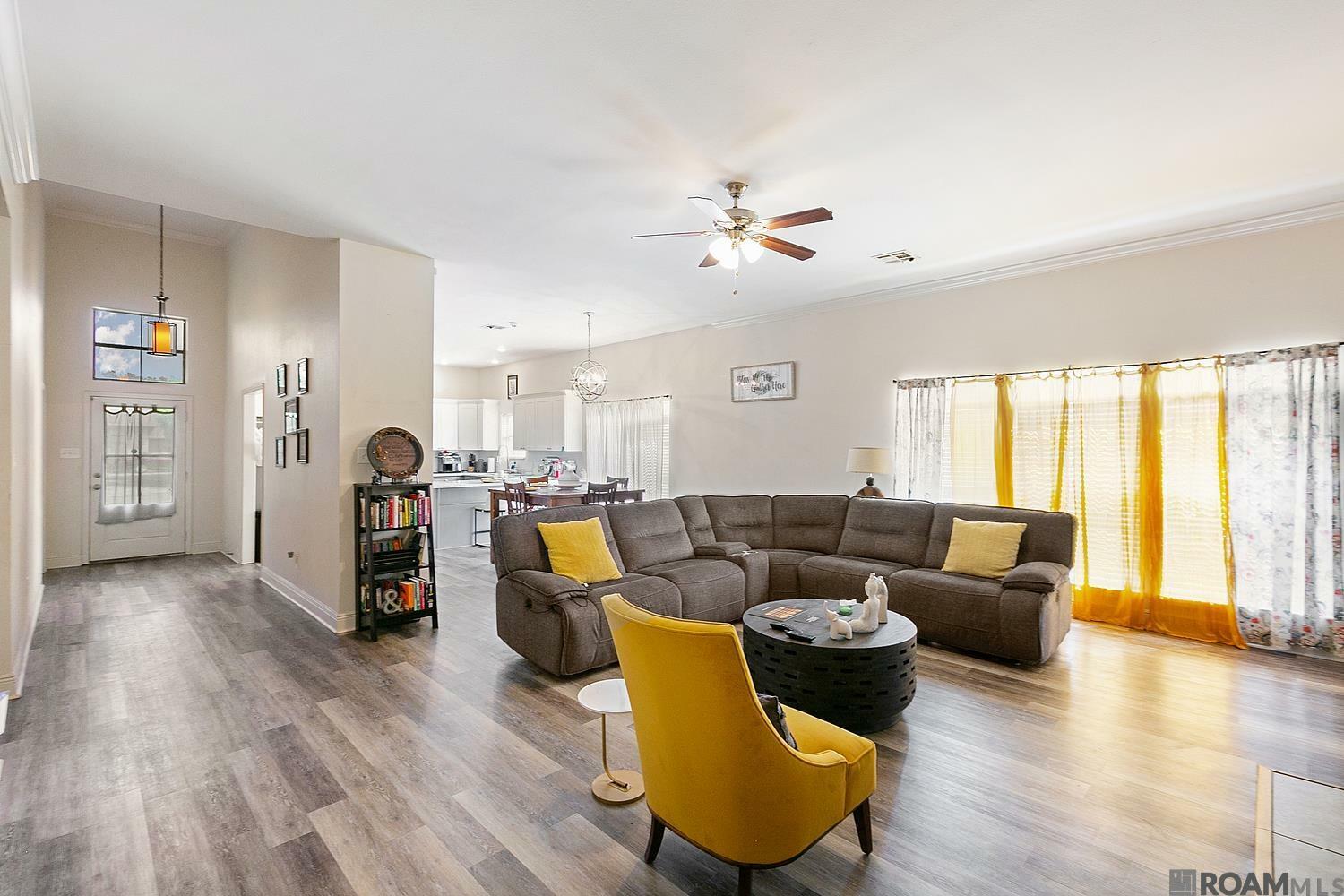Property Photo: 11406 Meadow View Dr LA 70726
