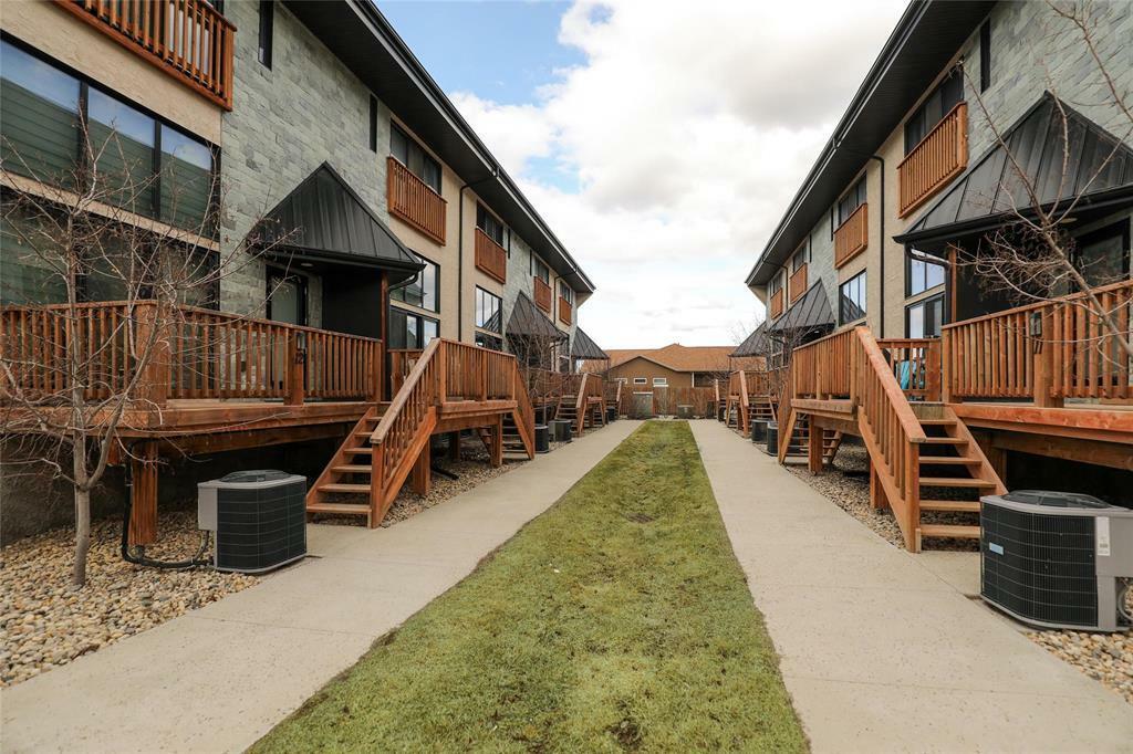 Property Photo:  1261 Lee Boulevard  MB R3T 5W8 