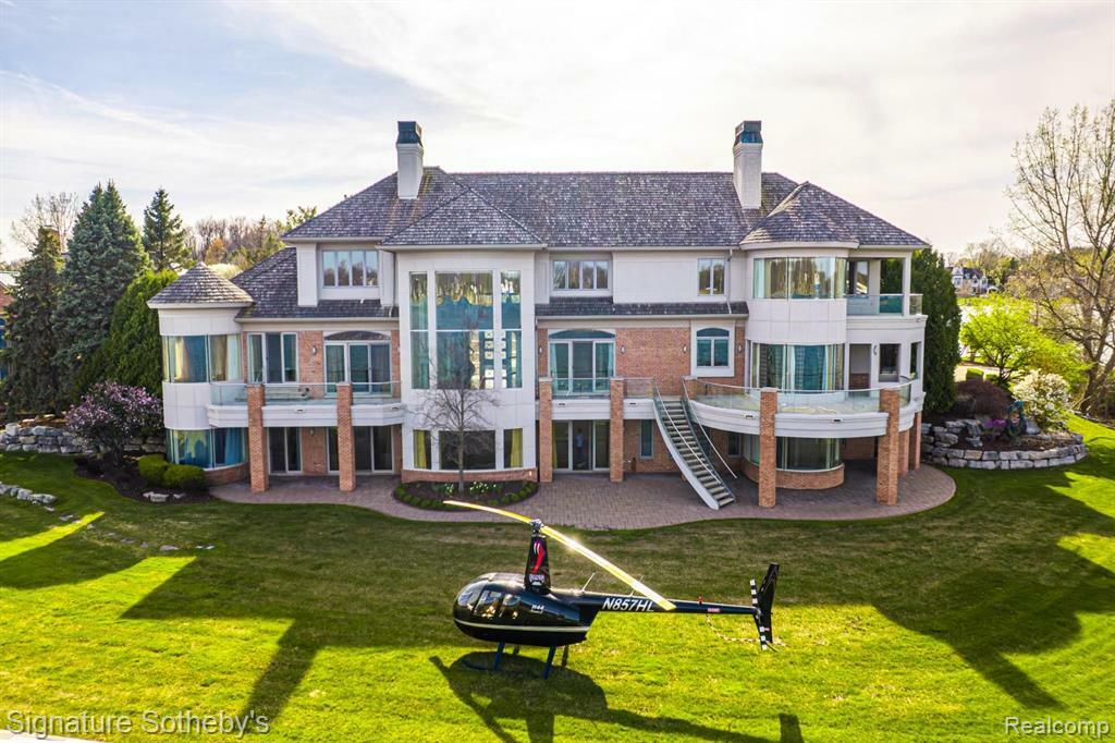 Property Photo: 82 Chateaux Du Lac MI 48430 9140