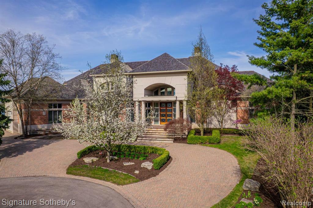 Property Photo: 82 Chateaux Du Lac MI 48430 9140
